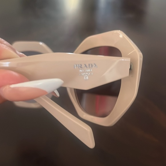 Sunglasses Prada - Picture 3 of 6